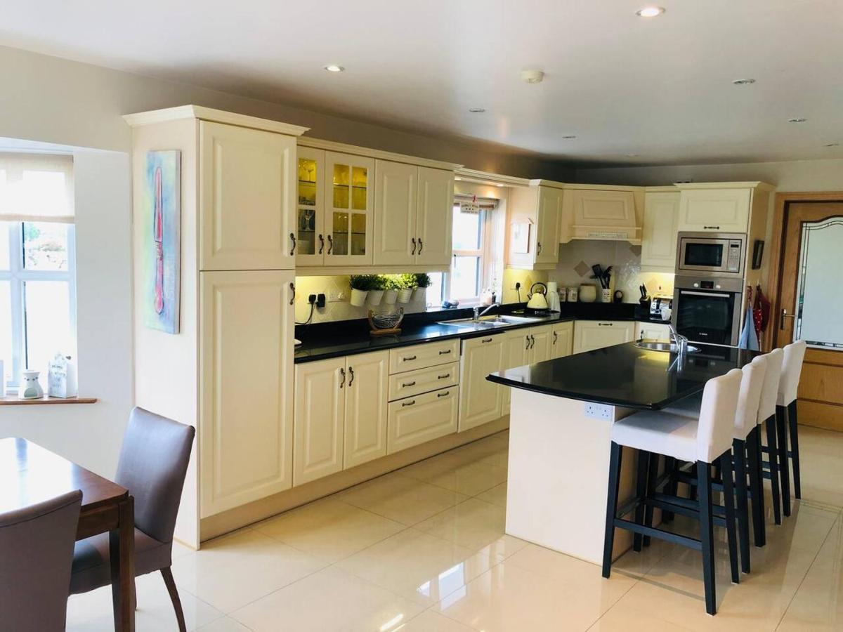 גלוואיי Connemara. 3 Bedroom, 8 Bed, Holiday Home מראה חיצוני תמונה