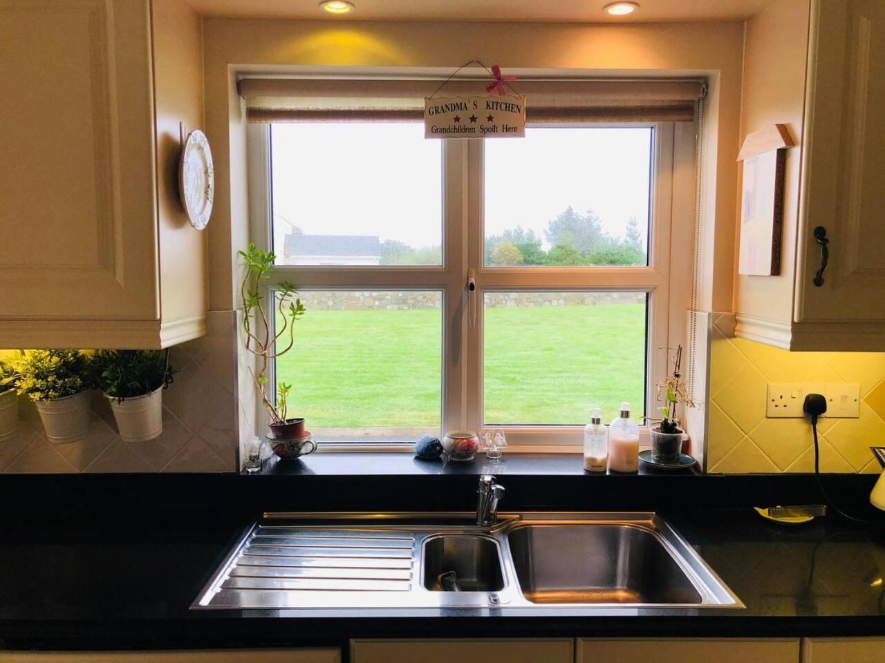 גלוואיי Connemara. 3 Bedroom, 8 Bed, Holiday Home מראה חיצוני תמונה